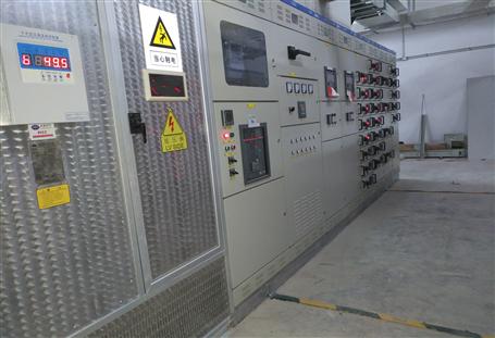 前海湾电子产品综合物流中心变配电安装工程顺利进行