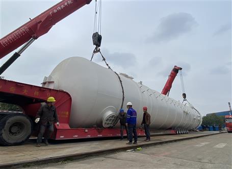 冶建公司制造的2个总重量超100吨压力容器设备顺利交付